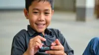 anak sedang bermain gadget