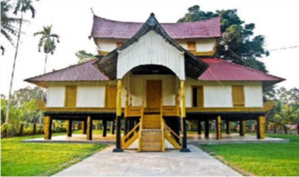 Tampak depan Istana Rokan dengan tiang kayu yang kokoh.